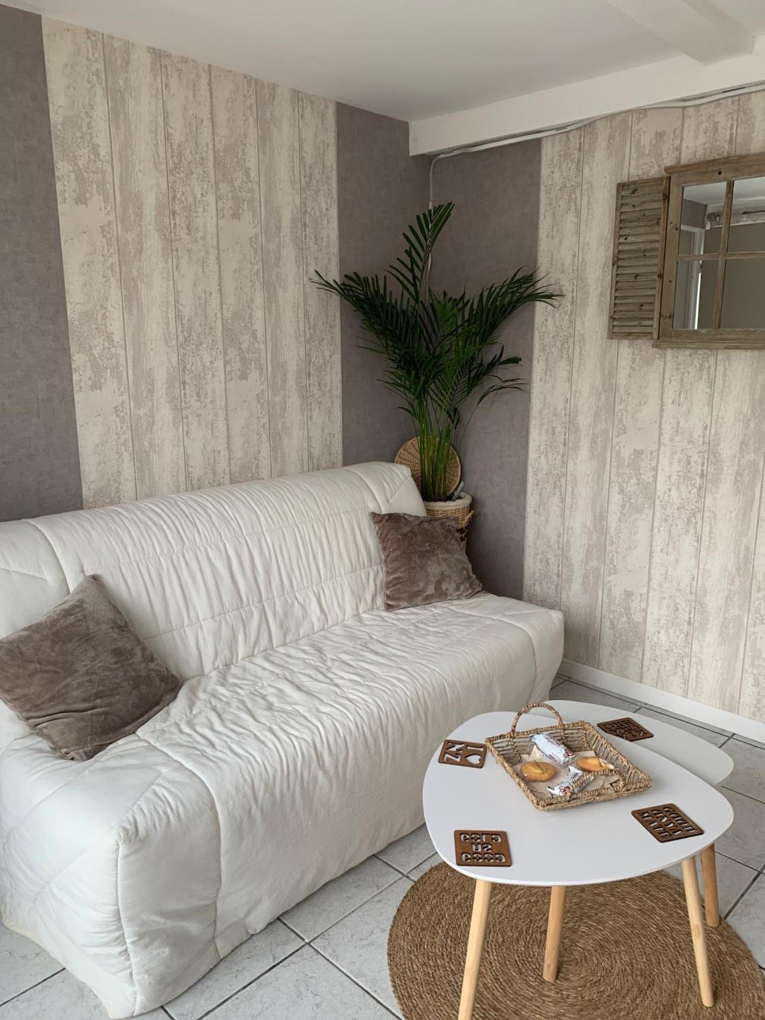 Chez Fifi&Stella Hotell Neufmoutiers-en-Brie Exteriör bild